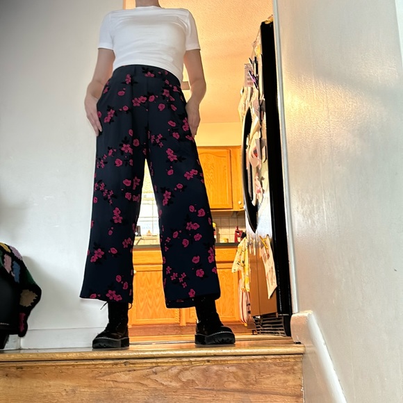 torrid Pants - NWOT Torrid Floral Crepe Wide Leg Pant, size 00, m/l 10